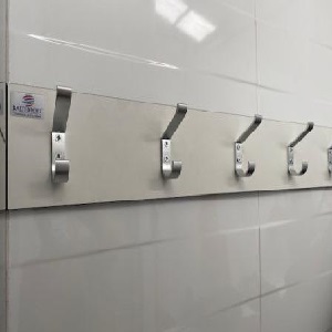 Regua de cabides em aluminio em fenolico cinza